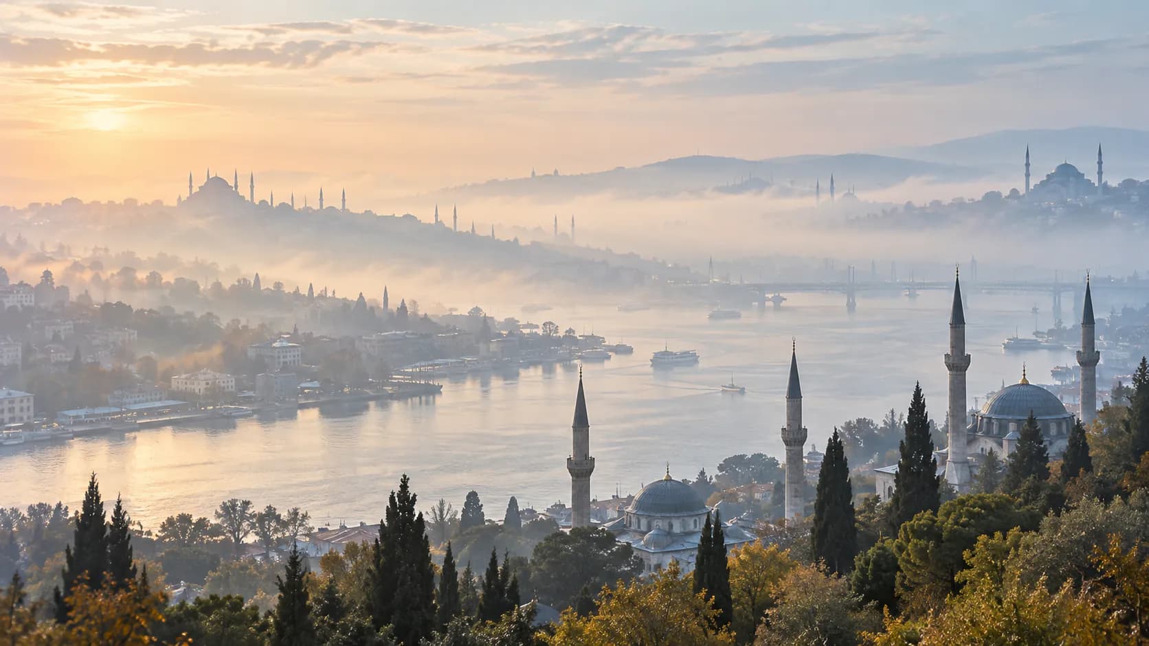 Sisli bir sabah, Eyüp sırtlarından Haliç ve camiler